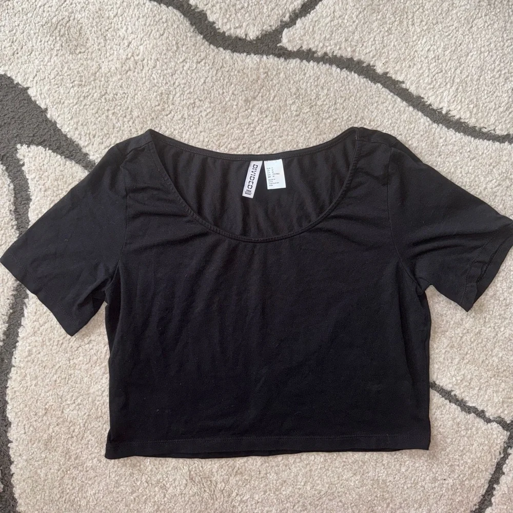 H&M Basic Divided Black Crop Top - Picture 2 of 3